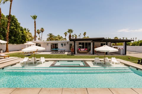 Barbie on Vacation  Apartment in Palm Springs