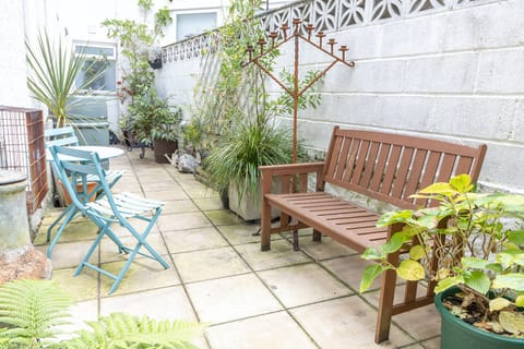 Victorian Olive Apartment in Torquay