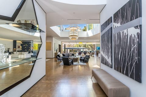 The Gallery Apartment in Beverly Hills