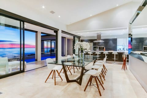 Golden Skies Apartment in Camps Bay