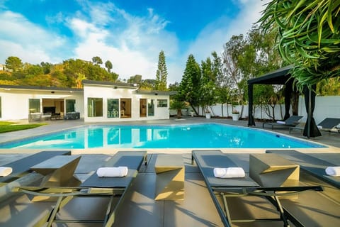 Home In The Hills Apartment in Beverly Hills