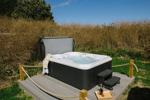 Endless Green Apartment in England