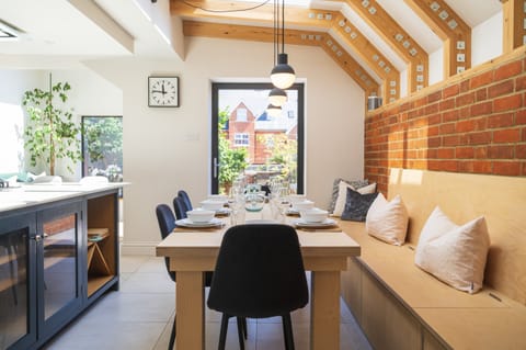 Riverside Set Apartment in Henley-on-Thames