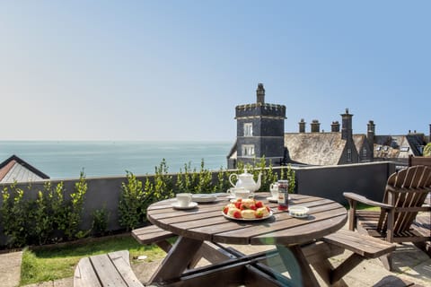 Stones & Glass Apartment in England