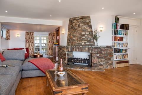 Stones & Glass Apartment in England