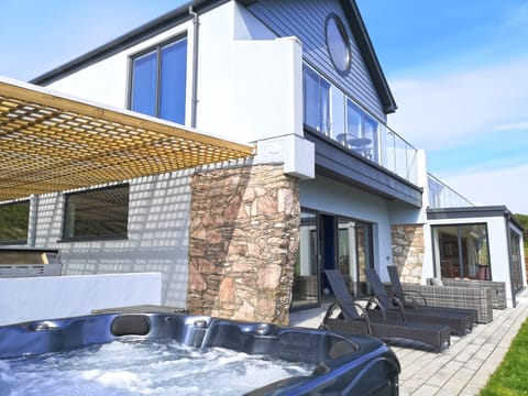 Stones & Glass Apartment in England