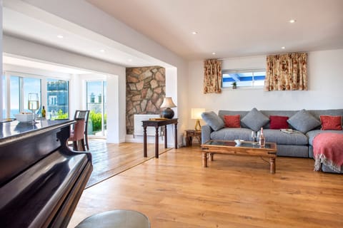 Stones & Glass Apartment in England