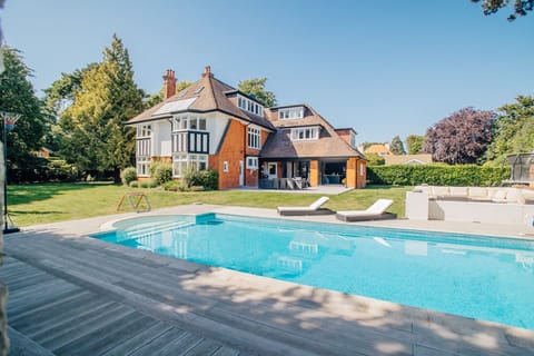 Sparkling Elderflower Apartment in Poole