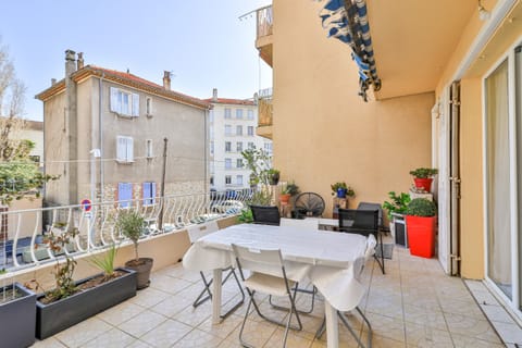 Brothers Under the Sun Apartment in Toulon