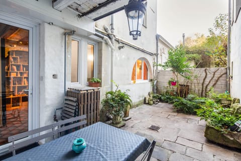 Castle & Courtyard Apartment in Nantes