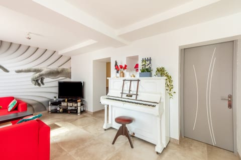 The Divine Touch Apartment in Aups