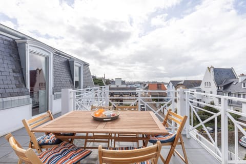 Emerald Coast, Azure Sheets Apartment in Brittany