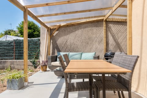 Green Postbox Apartment in Brittany