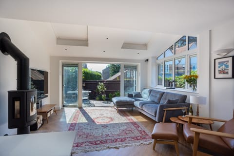 All is Bright Apartment in Wycombe District