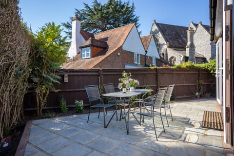 All is Bright Apartment in Wycombe District