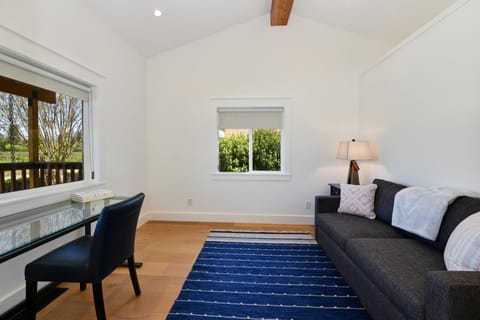 Vineyards & Verandas Apartment in Healdsburg