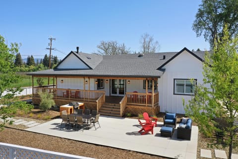 Vineyards & Verandas Apartment in Healdsburg