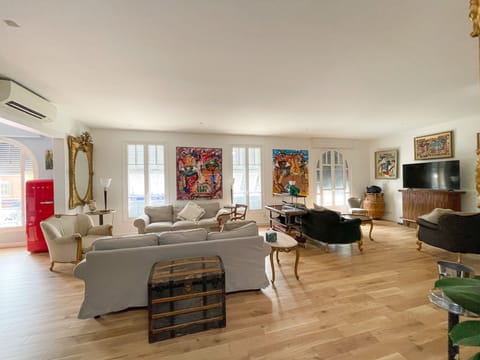 The Flower Seller's Dream Apartment in Nice