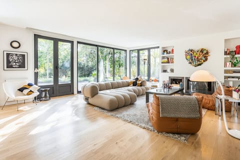 Silver & Black Apartment in Saint-Cloud