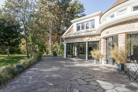 Silver & Black Apartment in Saint-Cloud