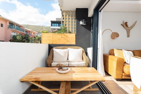 Swinging Sea Point Apartment in Sea Point