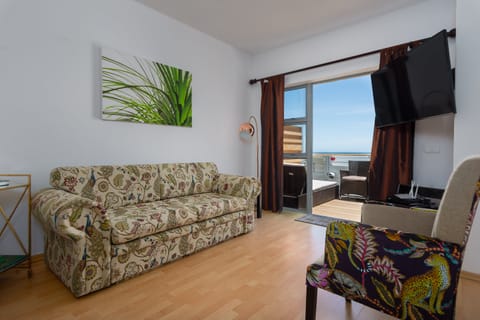 Cranes Gliding High  Apartment in Camps Bay