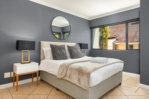 All Peaks Point to Sea Apartment in Sea Point