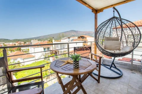 Treetops & Terracotta Apartment in Limenaria
