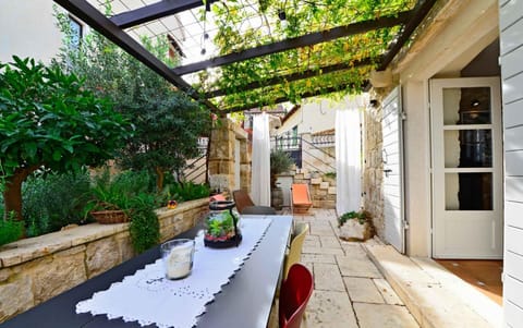 Where Jasmine Blooms Apartment in Split