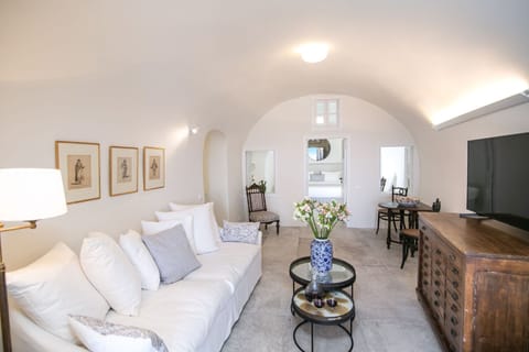 Bougainvillea on the Breeze Apartment in Oia