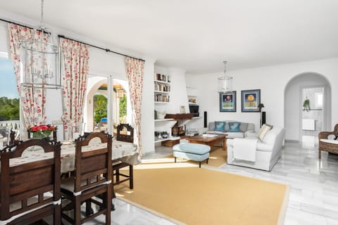 A Perfect Panorama Apartment in Sitio de Calahonda