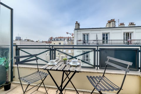 Tickle My French Fancy Apartment in Levallois-Perret