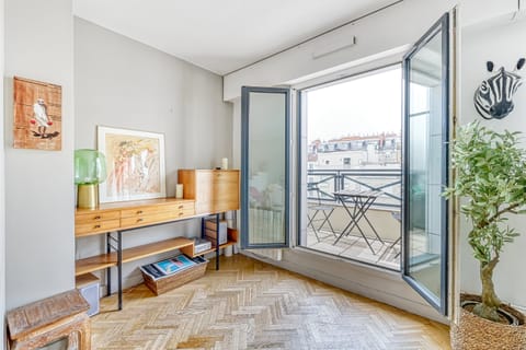 Tickle My French Fancy Apartment in Levallois-Perret