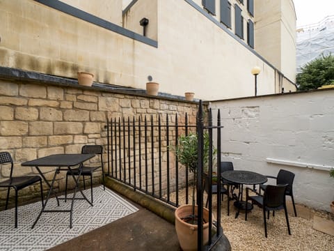 Georgian Stone Apartment in Bath