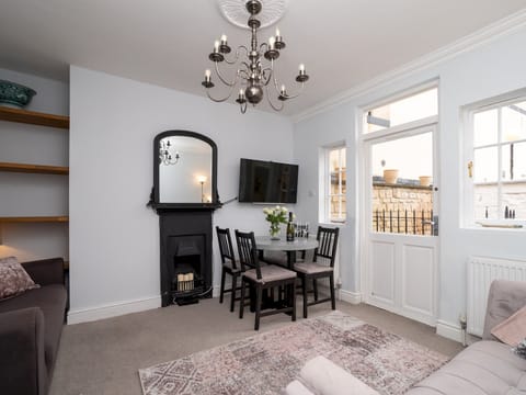 Georgian Stone Apartment in Bath