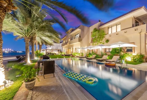 Palm Palace Apartment in Dubai