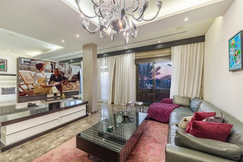 Palm Palace Apartment in Dubai