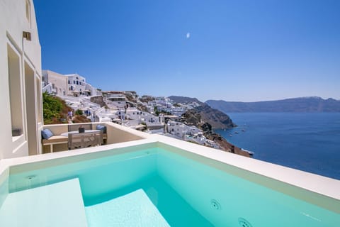 Corinthian Base Apartment in Oia