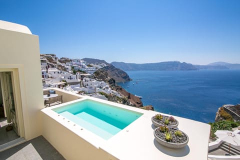 Corinthian Base Apartment in Oia