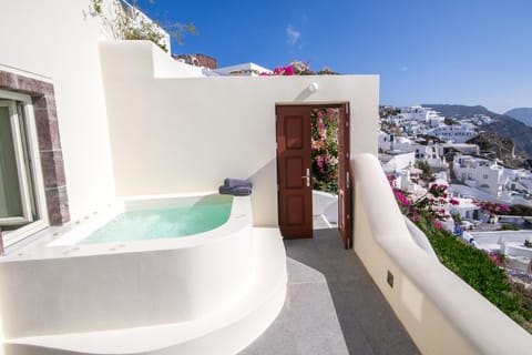Sweeping Azure Apartment in Oia