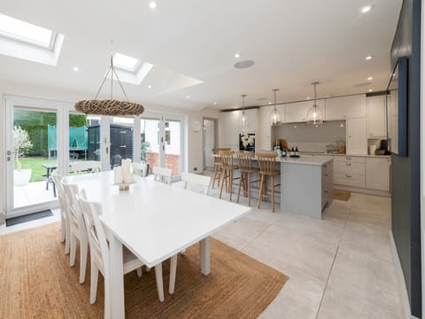 Orchid & Blossom Apartment in Reading