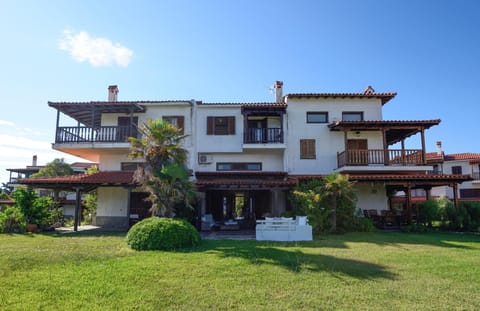 Home on the Green Apartment in Halkidiki