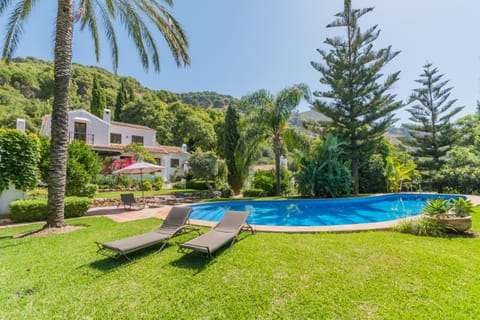 Brimming with Wild Blooms Apartment in Sierra de las Nieves