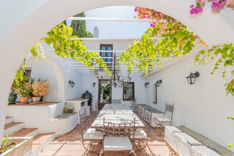 Brimming with Wild Blooms Apartment in Sierra de las Nieves