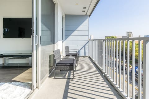 Cool Cali Apartment in West Hollywood