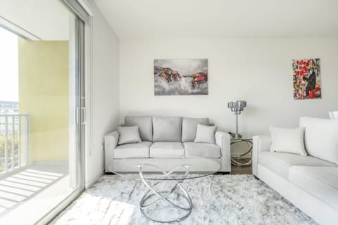 Cool Cali Apartment in West Hollywood