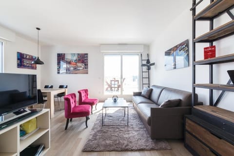 New Shinto Gates Apartment in Issy-les-Moulineaux