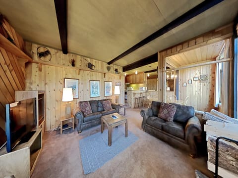Spacious and Comfy Slopeside Condo Next to Canyon Lodge