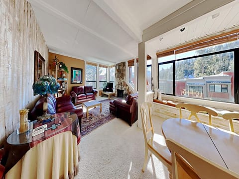 Bright and Spacious Slopeside Condo Just Steps to Mammoth