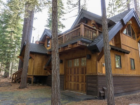 Summer in the Sierras- 3Br,3Ba, 1940 Sqft, Sleeps 10 House in Northstar Drive